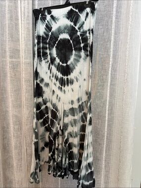 Poof Excellence Black and White Tie-Dye Maxi Skirt